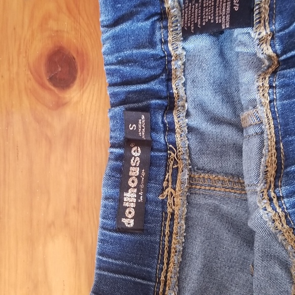 Jean shorts. Size Small.  Excellent Condition - Picture 5 of 6